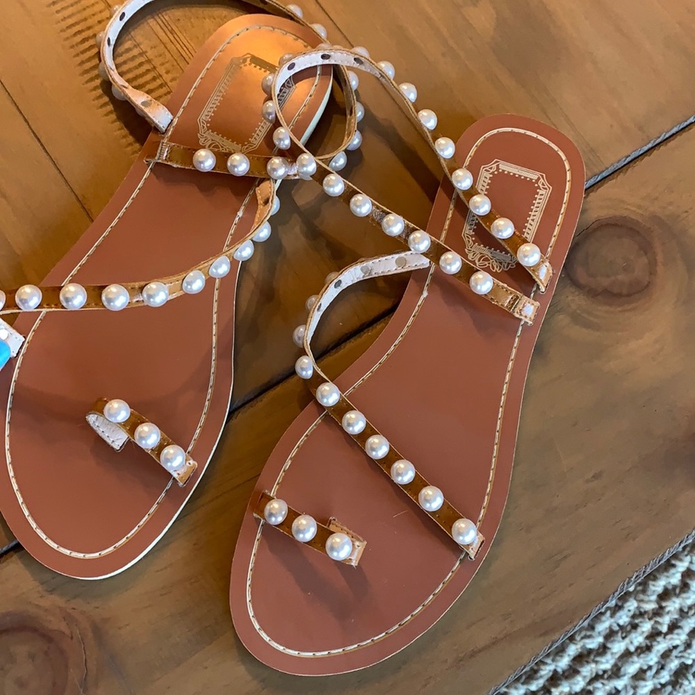 Pearl toe strap sandals